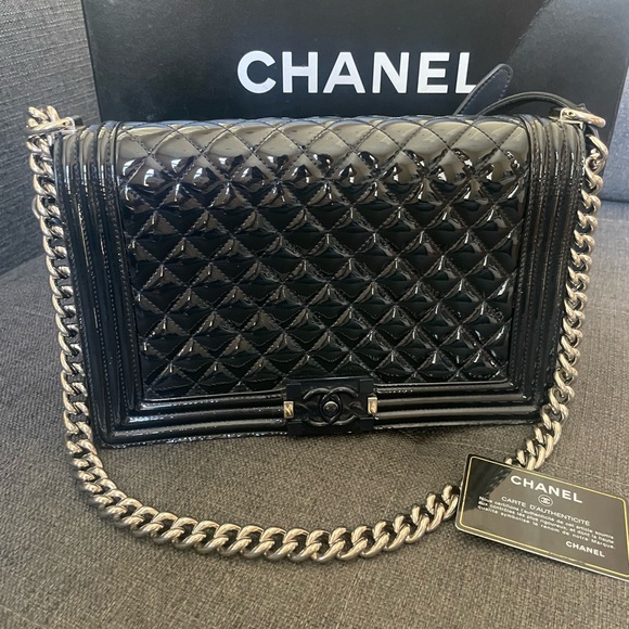 Chanel dark blue boy bag in patent leather - Picture 2 of 8
